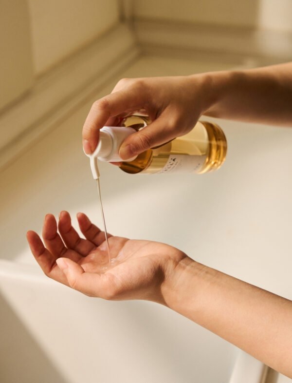 Madagascar Centella Light Cleansing Oil - Image 3